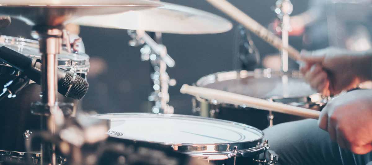 Hoe moet ik mijn drumstel stemmen en afstellen?