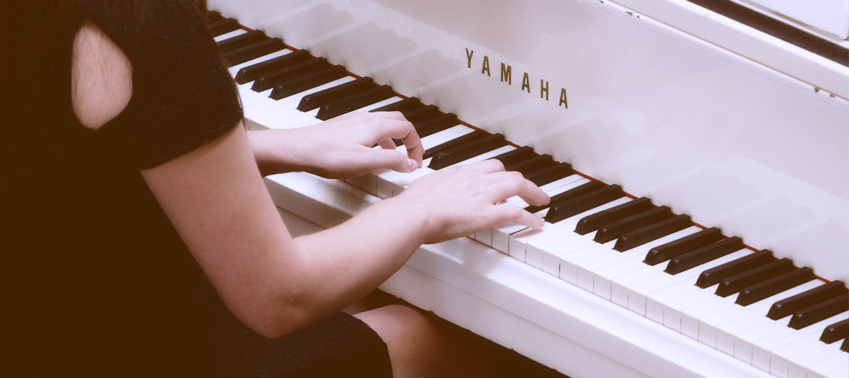 Hoe piano akkoorden leren spelen voor beginners