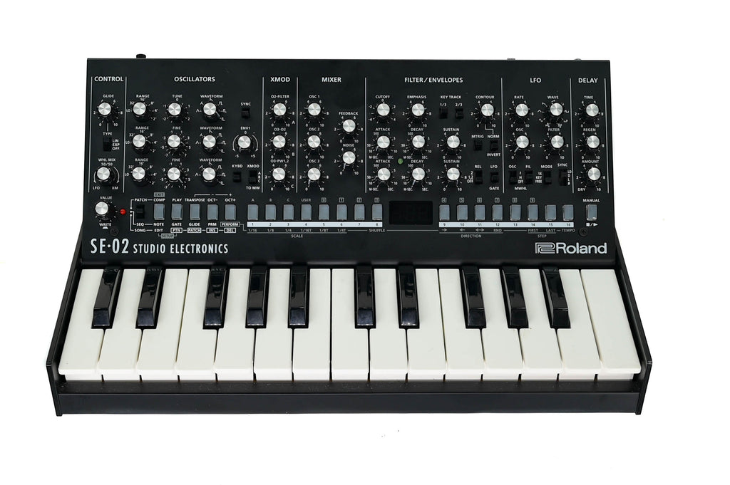 Roland SE02 met K-25M Keyboard