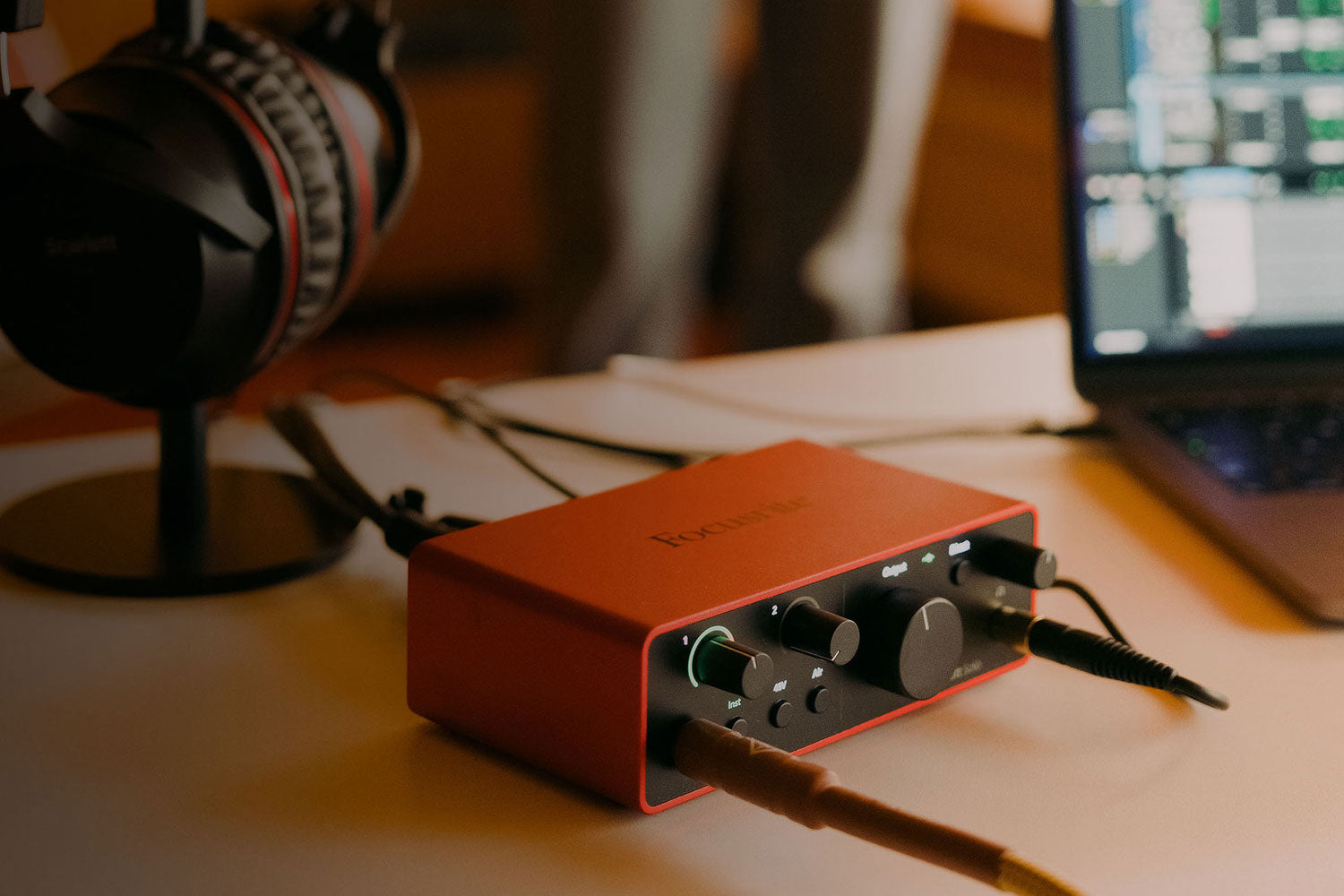 Focusrite Scarlett 4 SOLO-STUDIO USB Audio Interface Pack