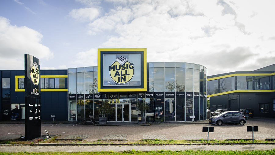 Pand van Music All In in Noordwijk met parkeerterrein voor de deur