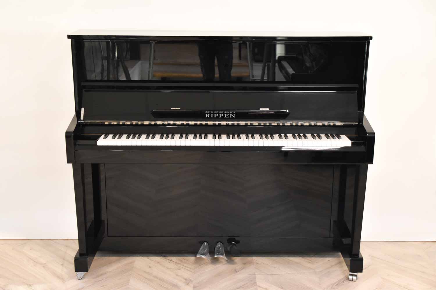 Rippen E-123 Zwart Hoogglans Piano