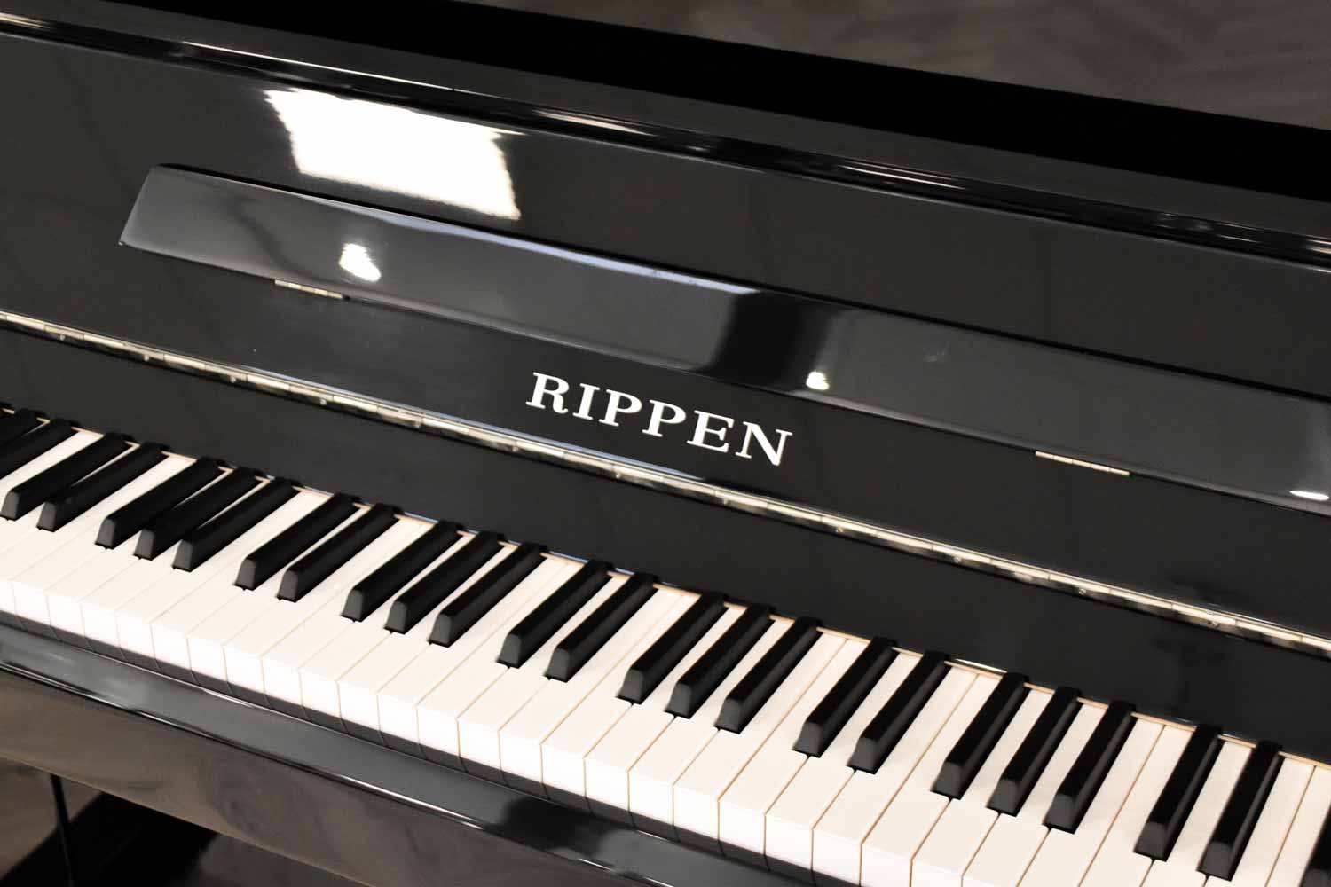 Rippen E-123 Zwart Hoogglans Piano