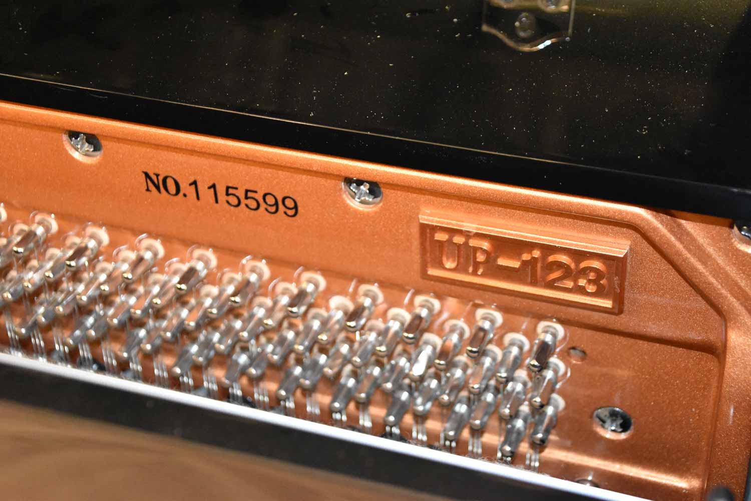 Rippen E-123 Zwart Hoogglans Piano
