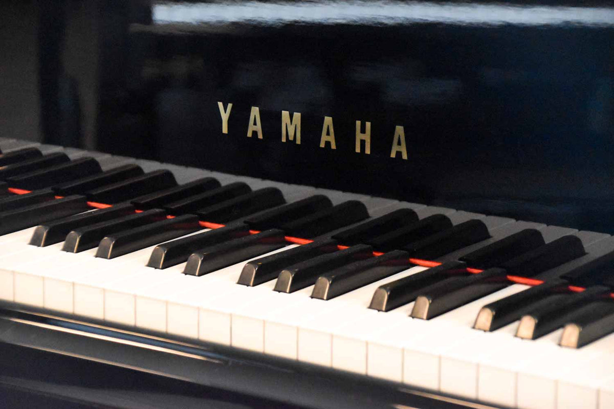 Yamaha C2 Zwart Hoogglans Vleugel