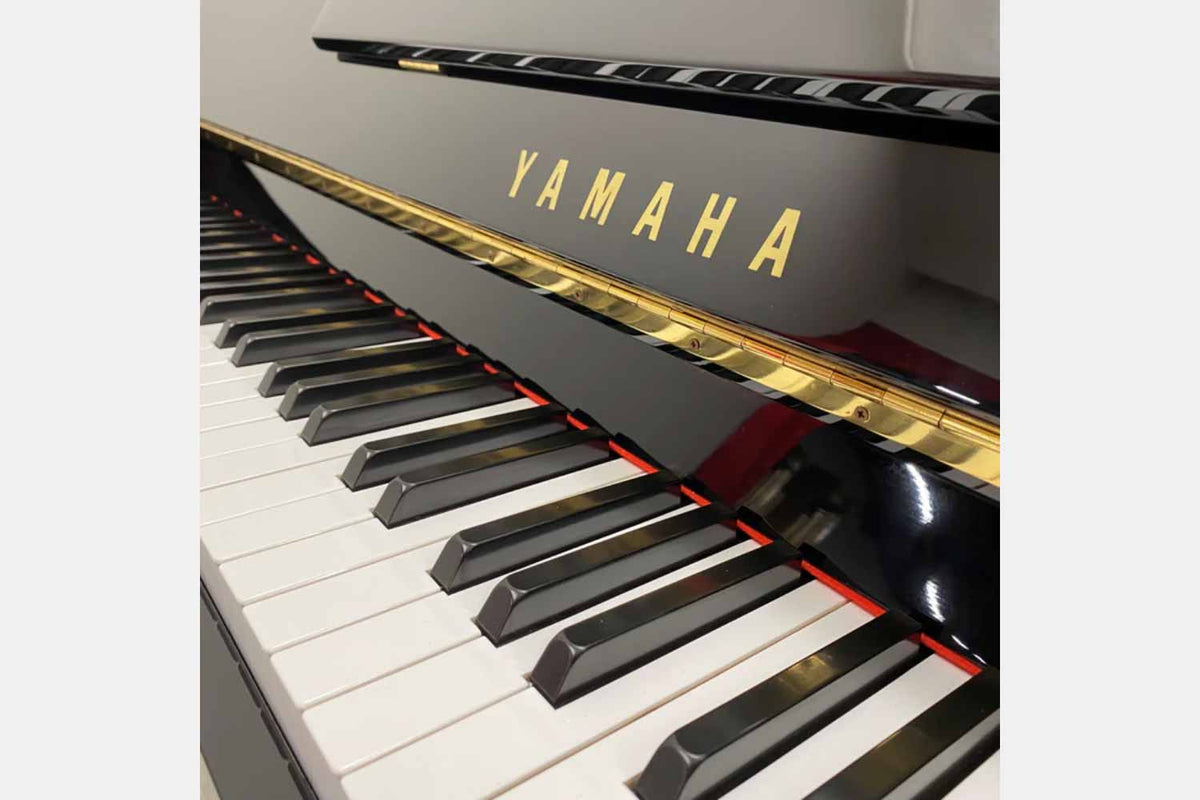 Yamaha LU-101 Hoogglans Zwart Piano